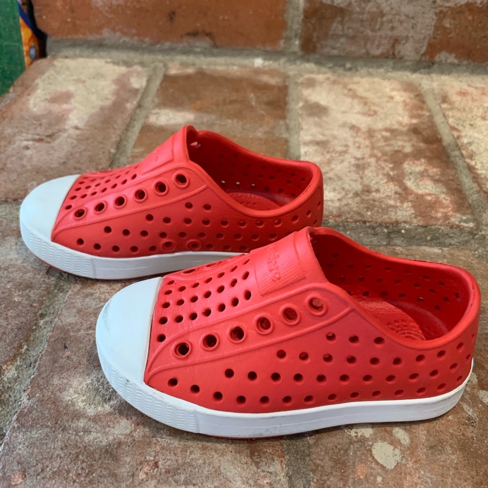 New red toddler native Jefferson shoes